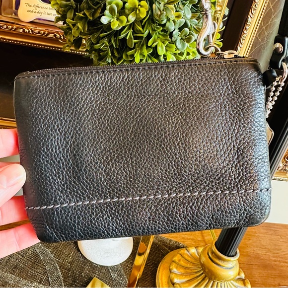 COACH BLACK LEATHER WRISTLET CLUTCH PRELOVED 4.5โH - 6โW - 1/4โD GREAT TOP ZIP - Picture 5 of 8